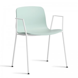 About A Chair AAC18 color dusty mint con pata blanca de HAY