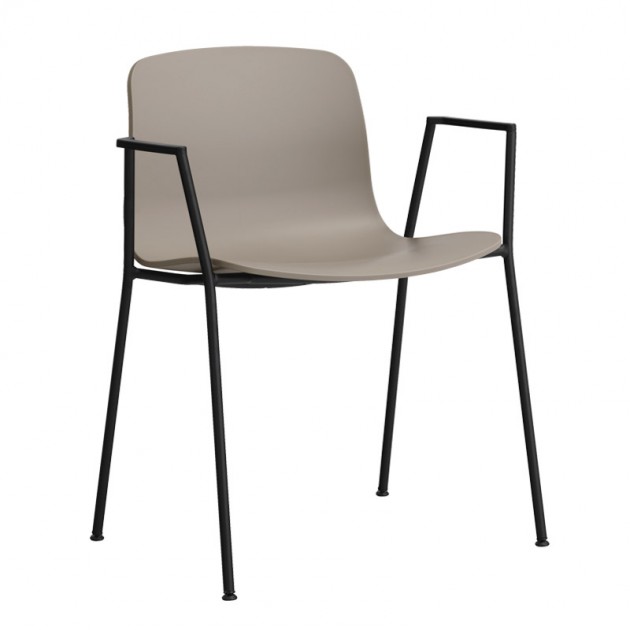 About A Chair AAC18 color khaki con pata negra de HAY