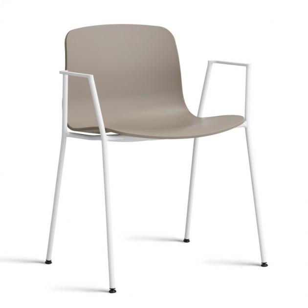 About A Chair AAC18 color khaki con pata blanca de HAY