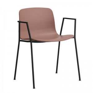 About A Chair AAC18 color soft brick con pata negra de HAY