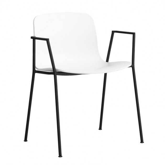 About A Chair AAC18 color blanco con pata negra de HAY